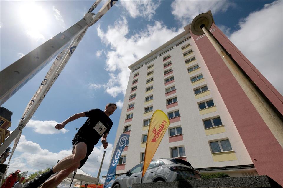 Rund 220 Teilnehmer bei Zwickauer Hochhaus-Treppenlauf.Sebastian Willnow/dpa