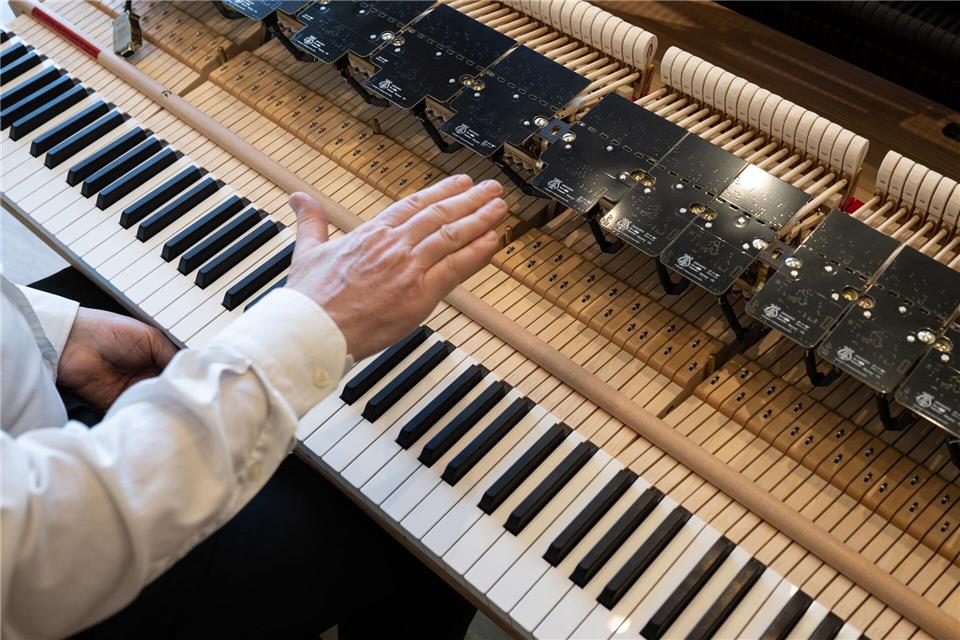 Rund 235.000 Euro kostet ein mit der Live-Übertragungstechnik ausgestatteter Steinway-Flügel. Boris Roessler/dpa