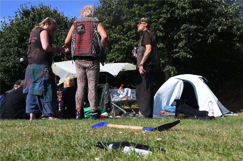 Rund 25 Zelte waren am Montag auf der Wiese des Punk-Protestcamps auf Sylt aufgebaut.Lea Albert/dpa