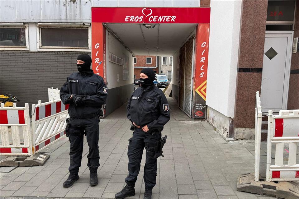 Rund 250 Beamten sind an den Durchsuchungen beteiligt.André Klohn/dpa