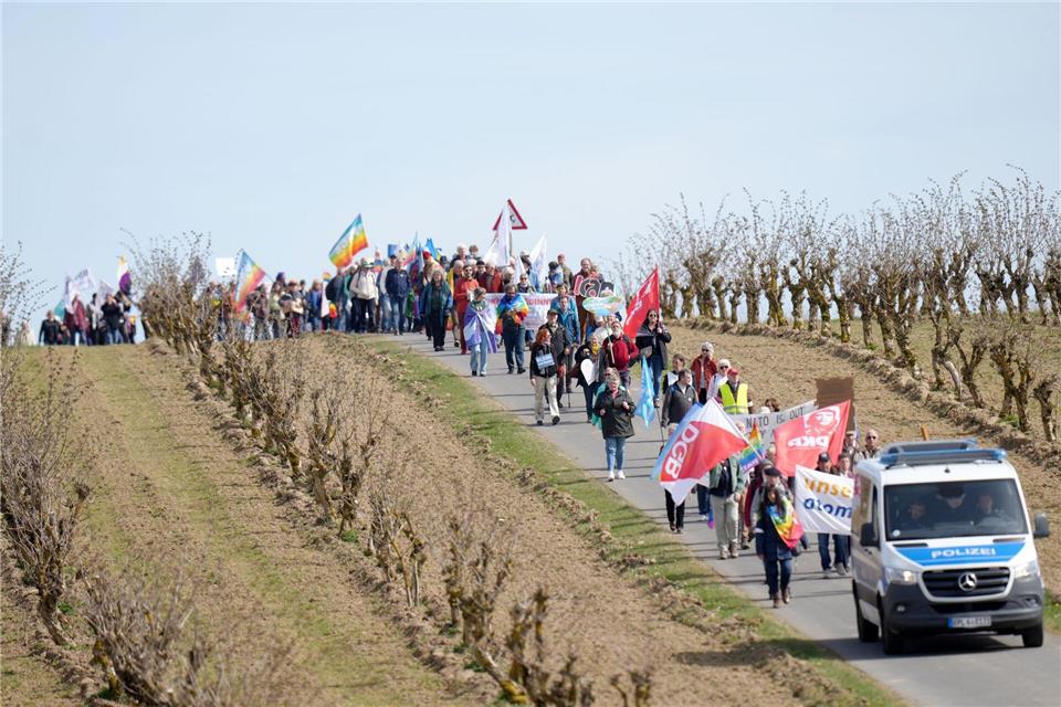 Rund 250 Demonstranten nahmen der Polizei zufolge am Ostermarsch in Büchel teil. Thomas Frey/dpa