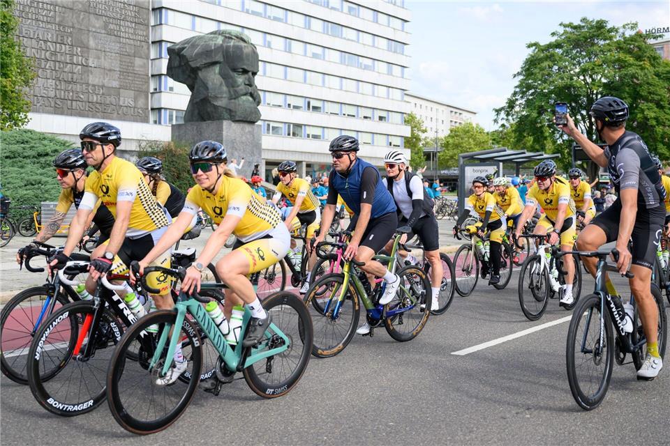 Rund 250 Radsportler haben die letzte Etappe des European Peace Ride gemeistert.Hendrik Schmidt/dpa