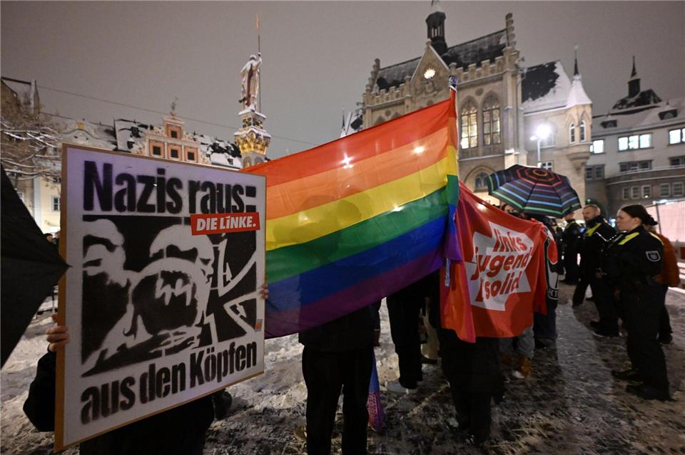 Rund 250 protestierten gegen den Auftritt Sellners in Erfurt. Martin Schutt/dpa