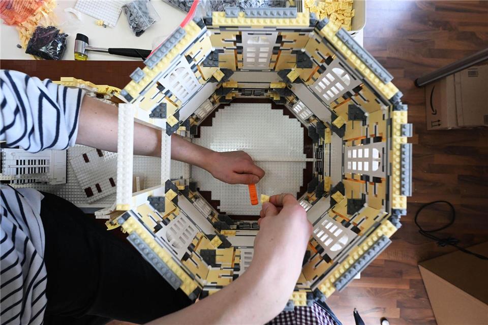 Rund 250.000 Steine dürften am Ende verbaut sein.Uli Deck/dpa