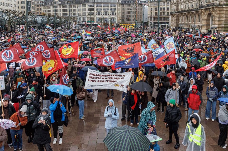 2.600 Menschen protestieren in Hamburg gegen Merz-Äußerung  Rund 2.600 Menschen demonstrieren in Hamburg gegen die Äußerungen von Bundeskanzler Merz zum Stadtbild.Markus Scholz/dpa