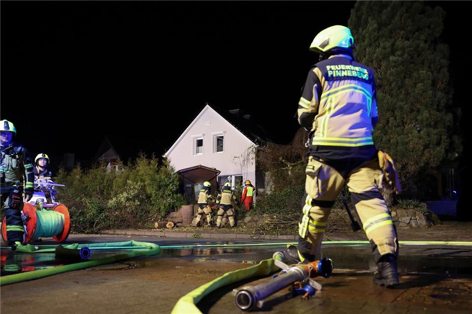 Rund 30 Helfer, darunter einige Feuerwehrleute, waren am Nachmittag im Einsatz. Christian Charisius/dpa