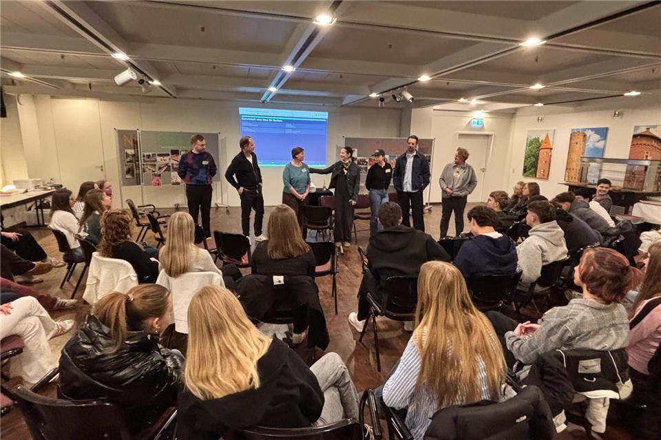 Rund 30 Jugendliche von vier weiterführenden Schulen nahmen an dem vierstündigen Workshop am Donnerstagabend teil.