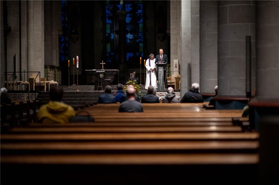 Rund 30 Menschen nehmen dieses Mal an dem Gottesdienst teil.Fabian Strauch/dpa