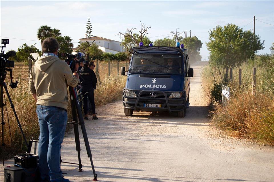 Rund 30 portugiesische Polizisten haben die Suche nach der seit 2007 verschwundenen Madeleine McCann fortgesetzt.Joao Matos/AP/dpa