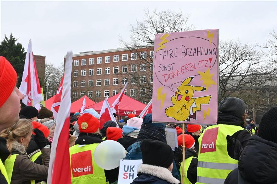 Rund 300 Beschäftigte demonstrierten vor der Christian-Albrechts-Universität in Kiel. Felix Müschen/dpa