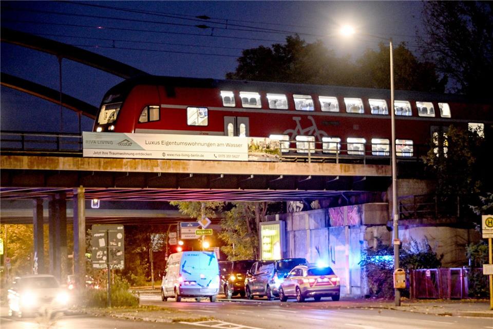 Rund 300 Fahrgäste mussten einen liegengebliebenen Regionalexpress verlassen.Britta Pedersen/dpa