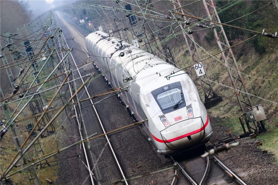 Rund 300 Fahrgäste mussten in einen Ersatzzug steigen, nachdem ein ICE im Landkreis Harburg liegen geblieben war. (Symbolbild)Julian Stratenschulte/dpa