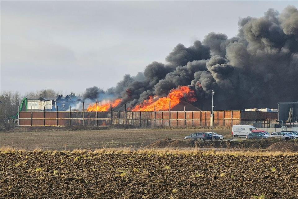Rund 300 Kräfte von Polizei, Feuerwehr und Rettungsorganisationen waren wegen des Feuers im Einsatz.Mike Müller/dpa