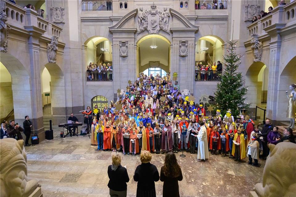 Rund 300 Mädchen und Jungen haben als Sternsinger in der Staatskanzlei ein Ständchen gebracht. Robert Michael/dpa