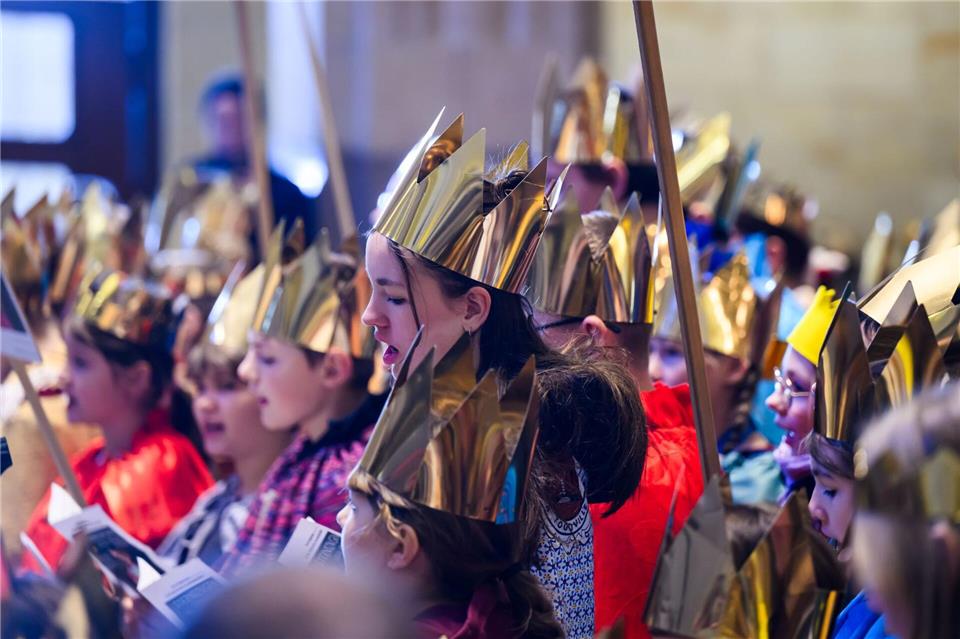 Rund 300 Mädchen und Jungen haben als Sternsinger in der Staatskanzlei ein Ständchen gebracht. Robert Michael/dpa