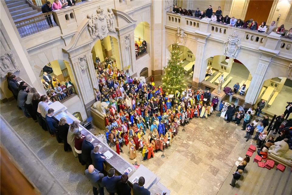 Rund 300 Mädchen und Jungen haben als Sternsinger in der Staatskanzlei ein Ständchen gebracht. Robert Michael/dpa