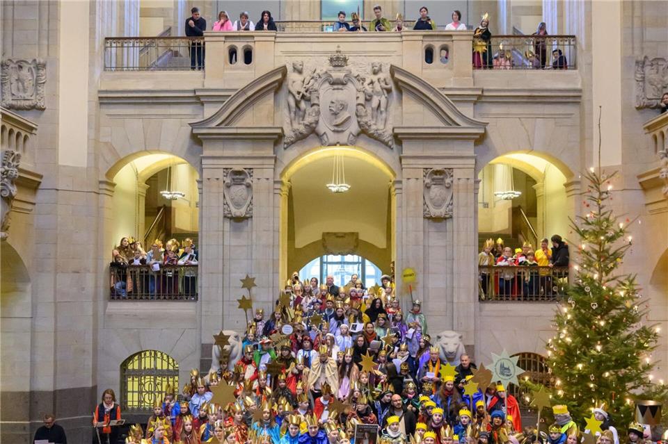 Rund 300 Mädchen und Jungen haben als Sternsinger in der Staatskanzlei ein Ständchen gebracht. Robert Michael/dpa