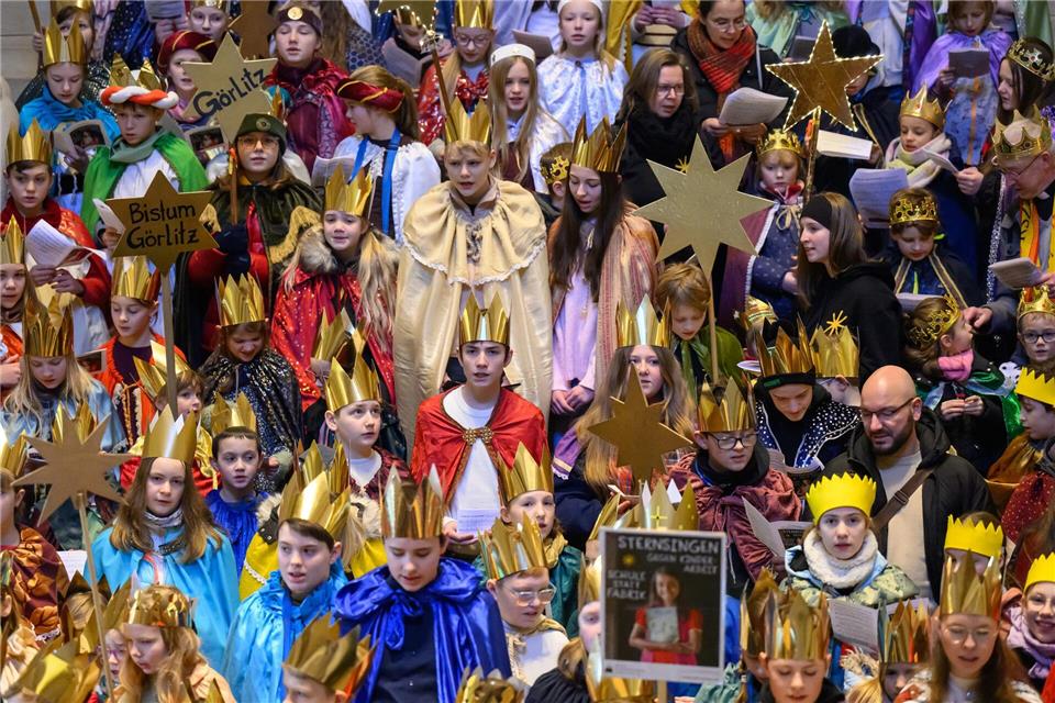 Rund 300 Mädchen und Jungen haben als Sternsinger in der Staatskanzlei ein Ständchen gebracht. Robert Michael/dpa