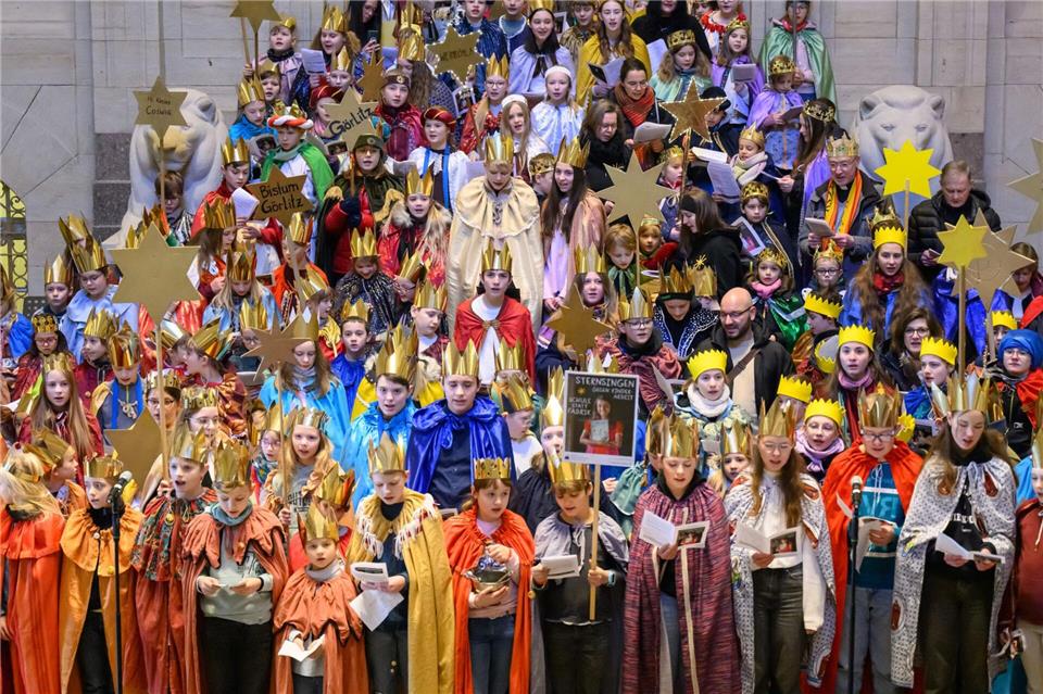 Rund 300 Mädchen und Jungen haben als Sternsinger in der Staatskanzlei ein Ständchen gebracht. Robert Michael/dpa