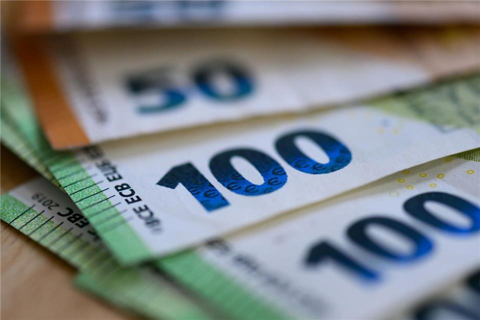 Sondersitzung: Nachtragshaushalt wird in Landtag eingebracht Rund 300 Millionen Euro sollen an die klammen Kommunen fließen (Symbolbild).Hendrik Schmidt/dpa