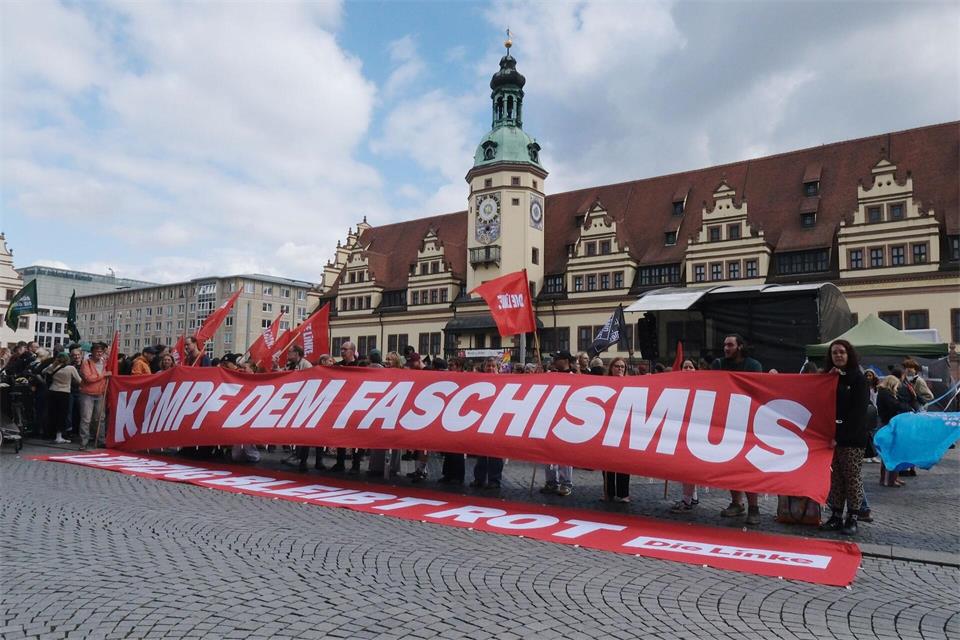 Rund 3.000 Menschen haben sich in Leipzig an einer Kundgebung unter dem Motto „Zeit zum Handeln“ gegen Rechtsextremismus beteiligt.Sebastian Willnow/ dpa/dpa
