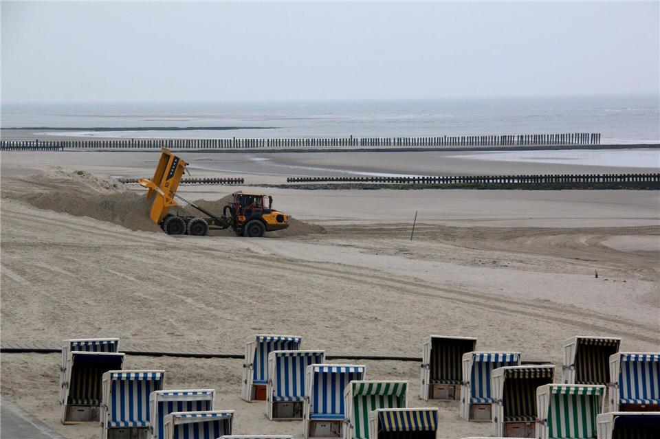 Rund 30.000 Kubikmeter Sand fehlen laut der Insel nach dem Winter an Wangerooges Badestrand. Peter Kuchenbuch-Hanken/dpa