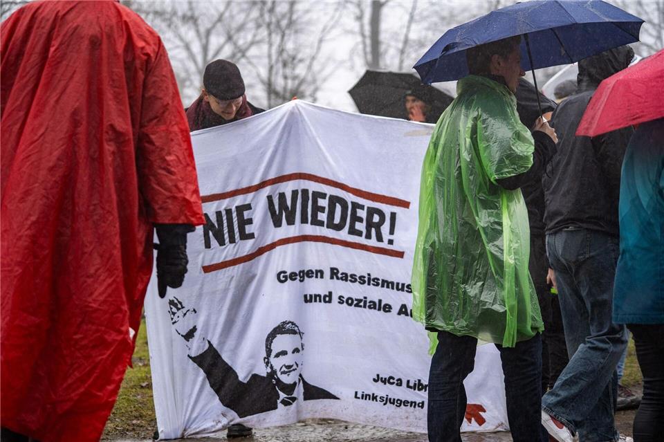 Rund 350 Menschen protestierten laut Polizei gegen den Höcke-Besuch im Kreis Lippe.Max Lametz/dpa