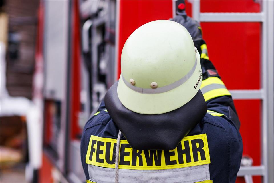 Rund 40 Einsatzkräfte der Feuerwehr Hanau und etwa 90 Kräfte aus dem Landkreis Aschaffenburg löschten das Feuer. (Symbolbild)Philipp von Ditfurth/dpa