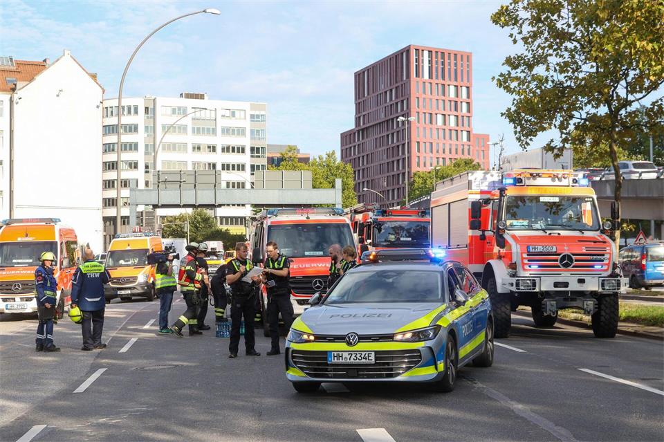 Rund 40 Feuerwehrleute waren im Einsatz.Bodo Marks/dpa