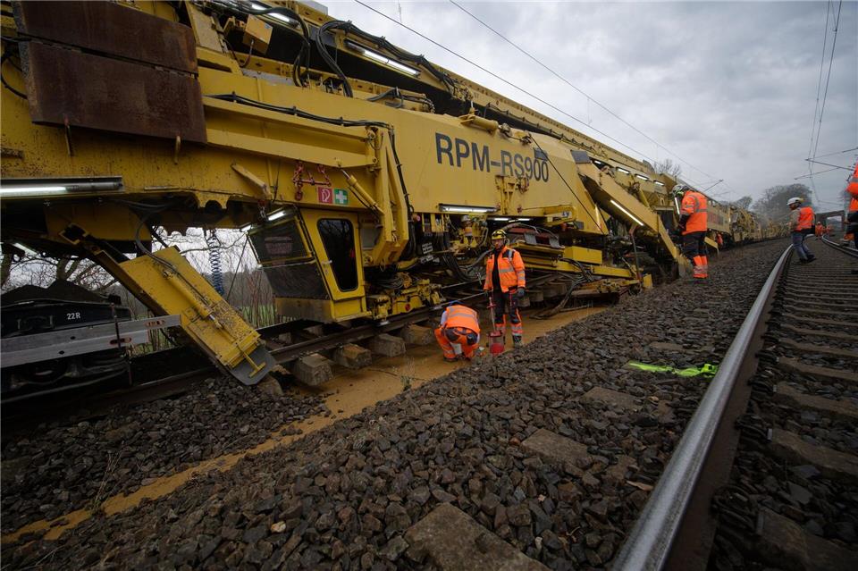 Rund 40 Menschen sind nötig, um den riesigen Zug am Laufen zu halten.Henning Kaiser/dpa