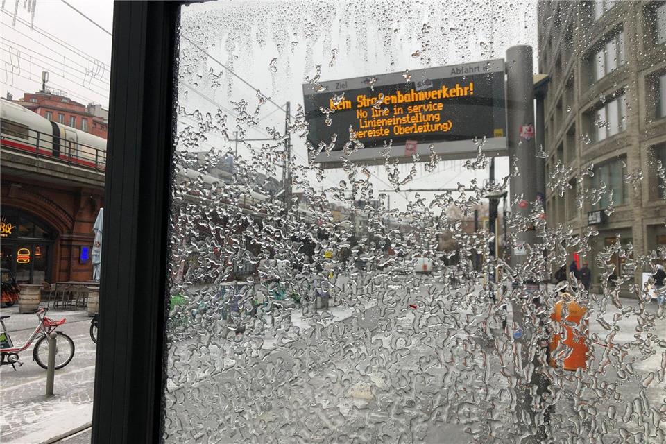 Rund 40 Straßenbahnen mussten auf der Strecke stehenbleiben.Saskia Fischer/-/dpa