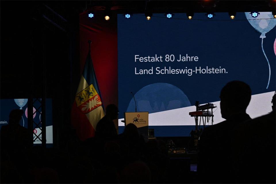 Rund 400 Gäste wurden beim Festakt in Molfsee erwartet.Felix Müschen/dpa