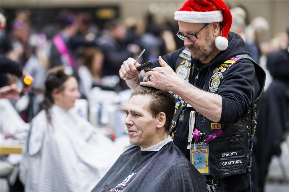 Rund 400 Menschen erhielten einen neuen Haarschnitt.Moritz Frankenberg/dpa