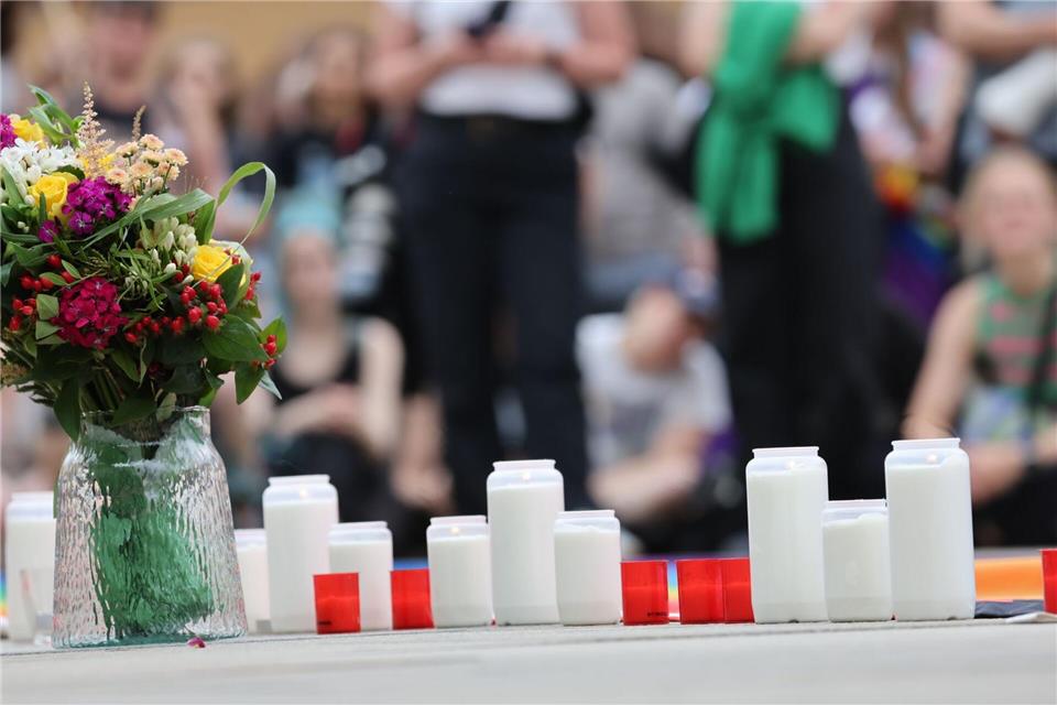 Rund 400 Menschen haben bei einer Mahnwache in Erfurt gemeinsam getrauert und Solidarität mit der queeren Community bekundet.Bodo Schackow/dpa