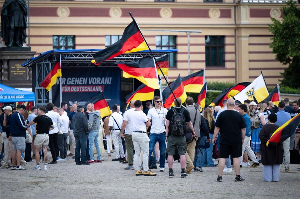 Rund 400 Teilnehmer sind laut Polizei zu der Kundgebung „Tag der Deutschen Jugend“ der AfD-Jugendorganisation Generation Deutschland nach Schwerin gekommen.Philip Dulian/dpa