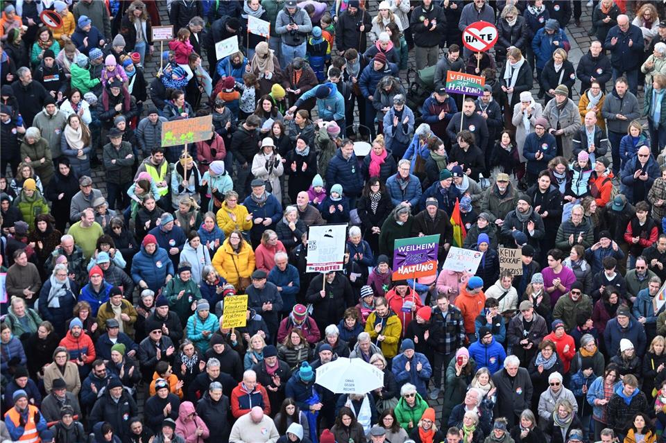 Rund 4.000 Menschen demonstrierten kürzlich in Weilheim gegen rechts. (Archivbild) Felix Hörhager/dpa