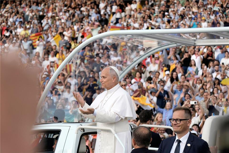 Rund 40.000 überwiegend junge Menschen begrüßten Papst Leo XIV. im Olympiastadion von Barcelona mit Riesenapplaus. Bernat Armangue/AP/dpa