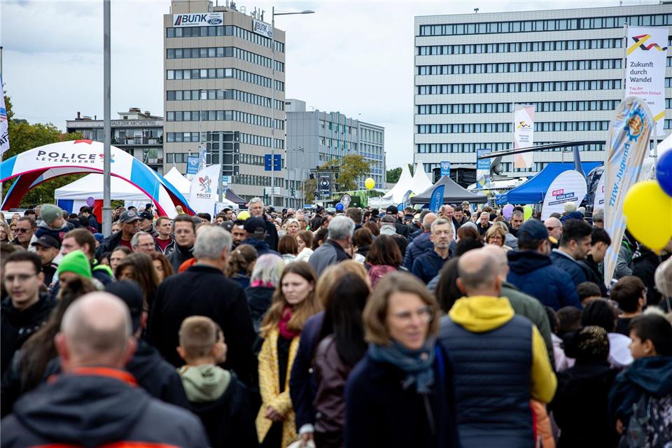 Rund 400.000 Menschen feierten in Saarbrücken friedlich den Tag der Deutschen Einheit. Pinter Laszlo/dpa