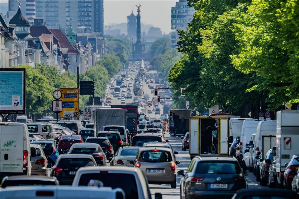 Rund 420.000 Autofahrer in Berlin rutschen möglicherweise in eine höhere Regionalklasse. (Archivbild)Michael Kappeler/dpa