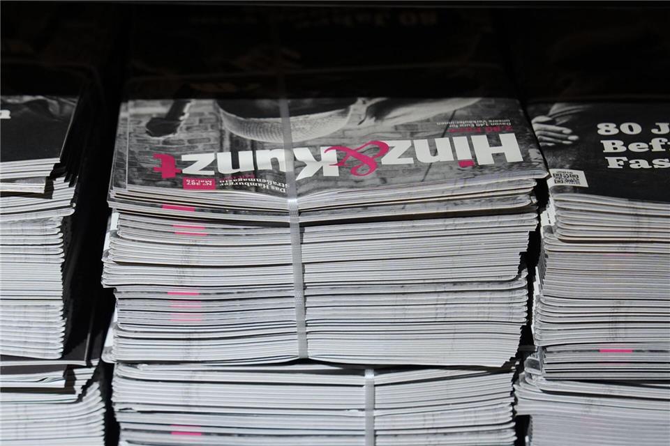 Rund 44.000 Exemplare der Hamburger Straßenzeitung verkaufen die Obdachlosen im Monat. (Archivbild)Marcus Brandt/dpa