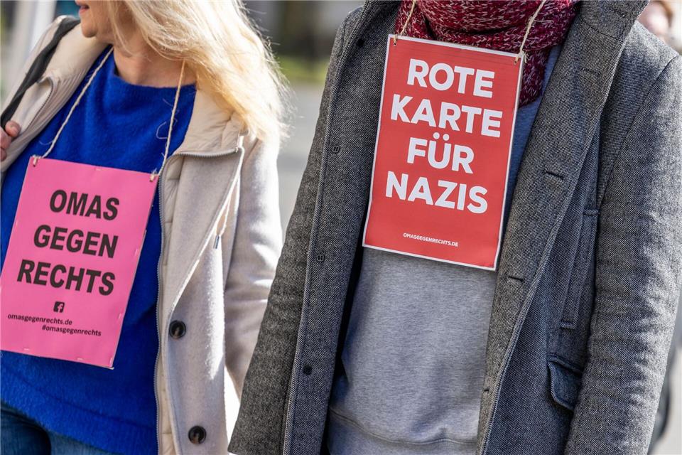 Rund 4.500 Menschen werden bei den Gegendemos erwartet. (Symbolbild)Christoph Reichwein/dpa