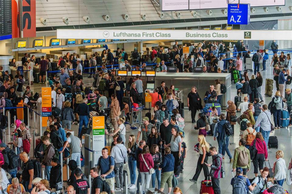 Rund 460.270 Flugbewegungen 2025: Der Frankfurter Flughafen ist der bundesweit größte Airport. (Archivbild)Andreas Arnold/dpa