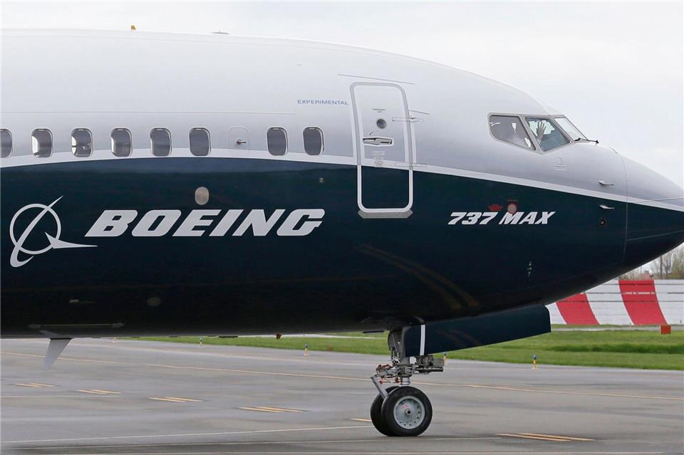 Rund 470 Maschinen des Typs Boeing 737 Max sollen auf Risse neben Türen überprüft werden. (Archivbild)Ted S. Warren/AP/dpa