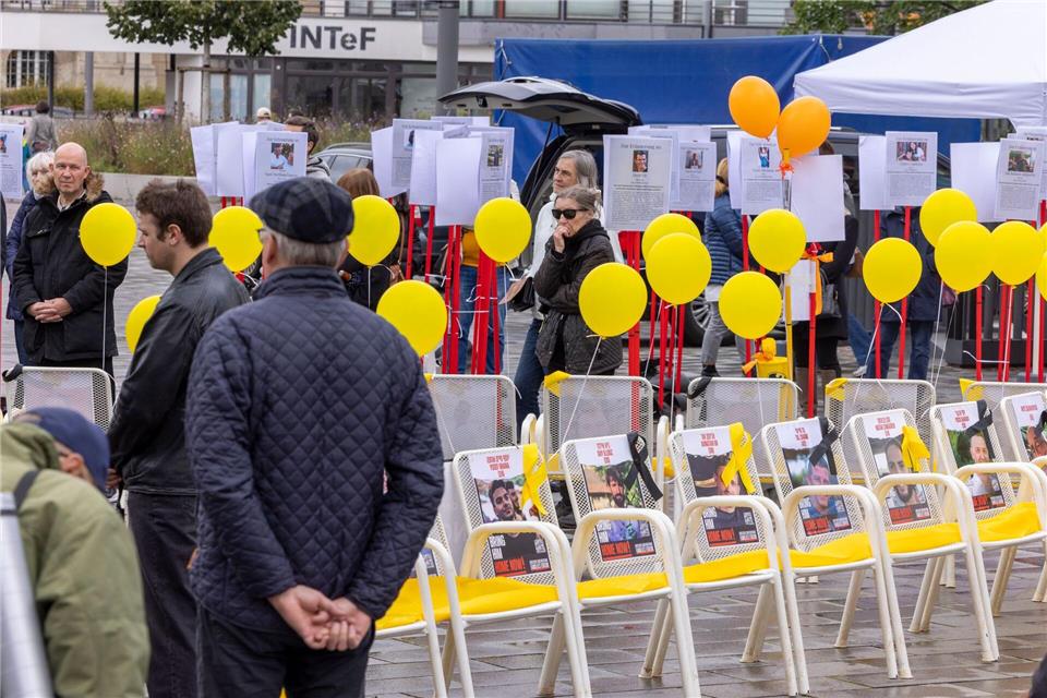 Gedenkveranstaltung zum 7. Oktober in Darmstadt eröffnet Rund 50 Personen haben an der Eröffnung der Gedenkveranstaltung teilgenommen.Helmut Fricke/dpa