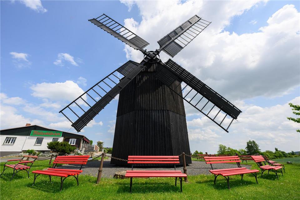 Rund 50 Tonnen schwer ist die Mühle.Robert Michael/dpa