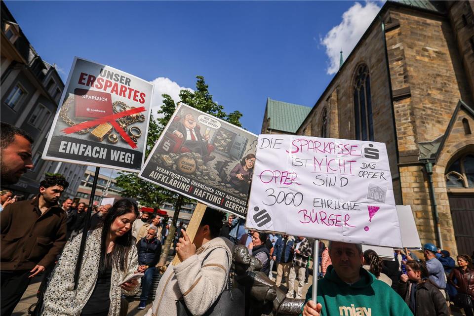 Rund 500 Menschen demonstrieren nach dem Millionen-Einbruch in Gelsenkirchen.Christoph Reichwein/dpa