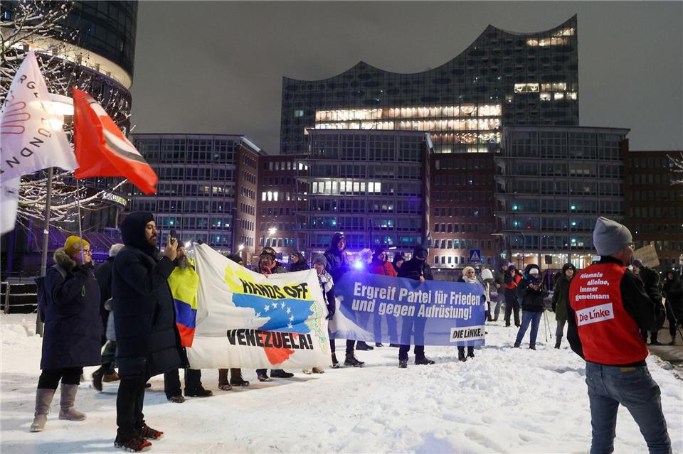 Rund 500 Menschen demonstrierten in Hamburg nach den US-Angriffen auf Venezuela. Bodo Marks/dpa