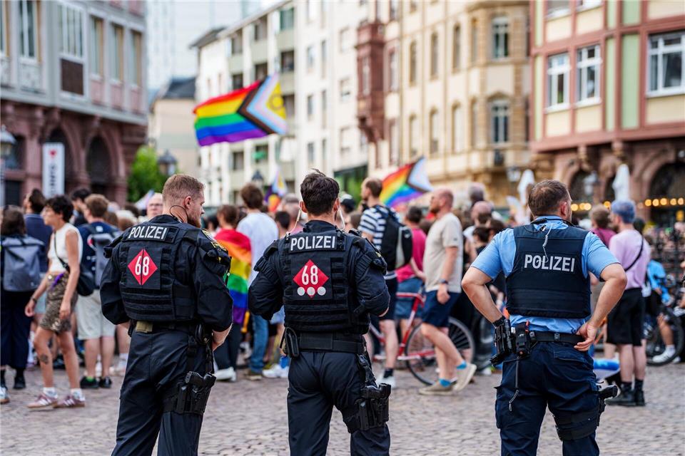 Rund 500 Menschen versammeln sich auf dem Frankfurter Römerberg zu einer Mahnwache für die Opfer des Angriffs auf den Berliner CSD.Andreas Arnold/dpa