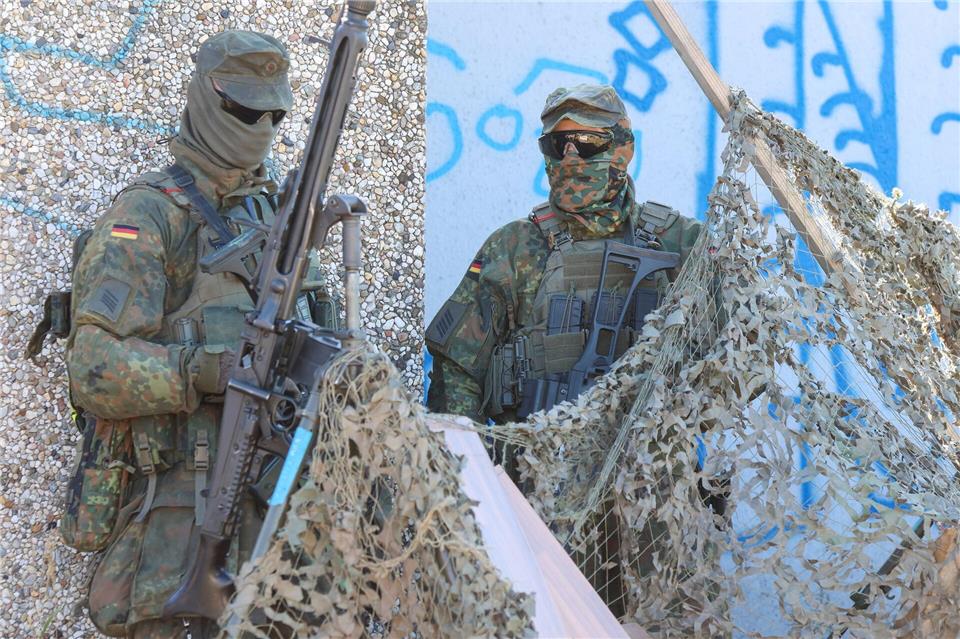 Rund 500 Soldatinnen und Soldaten beteiligen sich an der Militärübung „Red Storm Bravo“.Bodo Marks/dpa