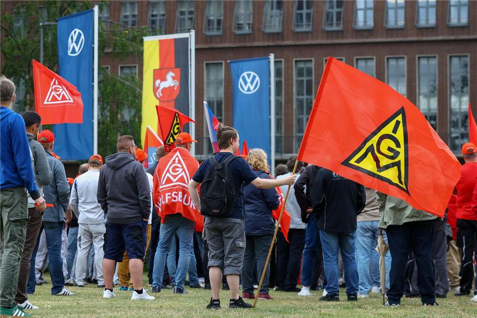 Rund 500 beteiligten auch an der Kundgebung unmittelbar vor der Aufsichtsratssitzung.Lisi Niesner/Reuters/Pool/dpa